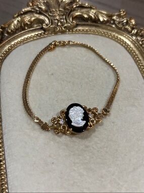 Vintage Gold-Plated Black Cameo Bracelet with White Profile Accent